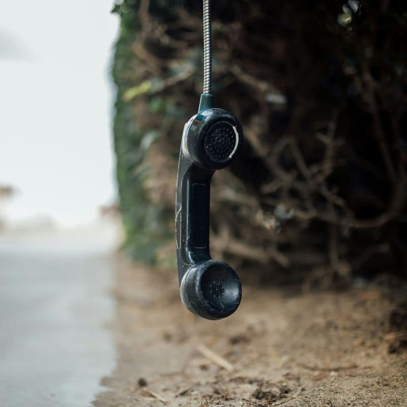 Combiné de téléphone suspendu dans le vide